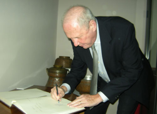 Dr Frederick Starr делится впечатлениями в Книге отзывов